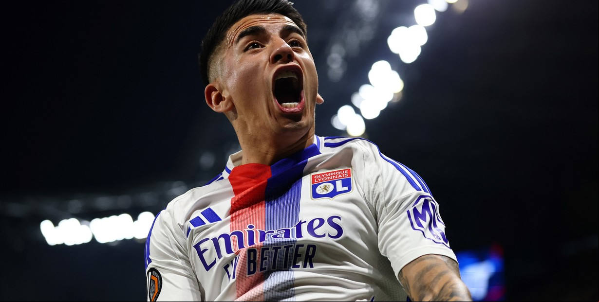 Thiago Almada y Olympique de Lyon lograron un agónico empate en un final de locos ante el Manchester United de Garnacho