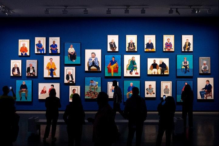 Una sala de retratos colgados al estilo de un salón está repleta de rostros y formas pintados con estilos muy diferentes, un testimonio de la variedad de Hockney, así como de su sensibilidad. Foto Dmitry Kostyukov para The New York Times