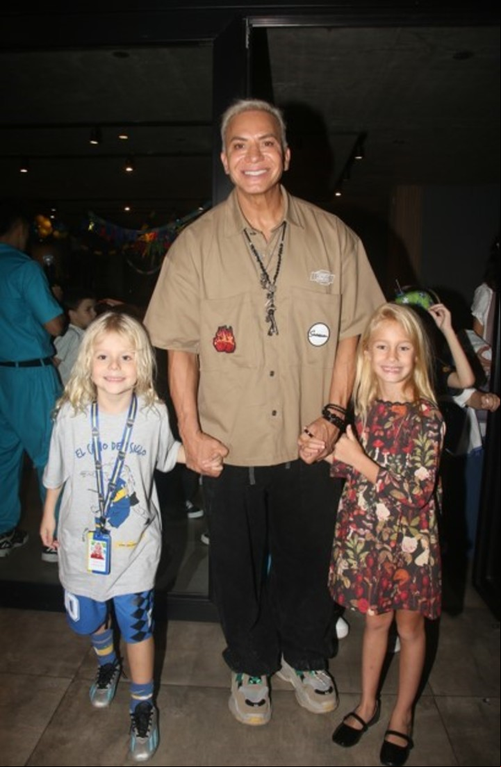 Flavio Mendoza junto a su hijo, Dionisio y Matilda, la pequeña de Luciana Salazar. | Foto: Movilpress
