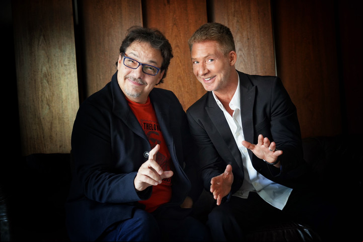 Fernán MIrás y Adrián Suar parecen una avezada pareja de truco, que comparte miradas cómplices. Foto: Ariel Grinberg