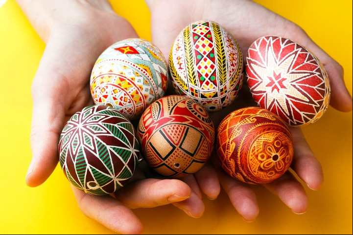 La tradición de "pysanka", en Ucrania, consiste pintar los huevos para Pascua con meticulosidad. Foto: ilustración Shutterstock