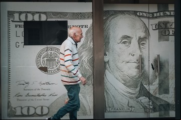 Confusión y polémica por una circular del BCRA sobre la compra de USD 100 tras el levantamiento del cepo cambiario