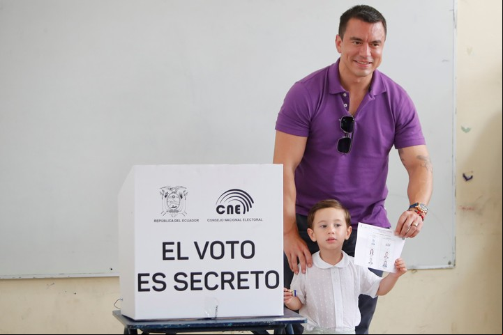 El presidente de Ecuador y candidato a la reelección, Daniel Noboa, vota acompañado de uno de sus hijos, este domingo en Olón (Ecuador). Foto EFE