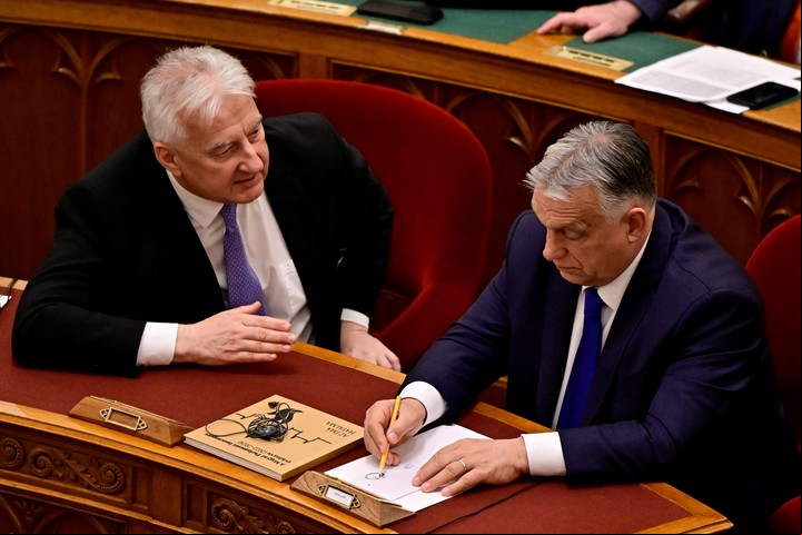 El primer ministro húngaro, Viktor Orban, se sienta en el parlamento húngaro, después de votar sobre enmiendas constitucionales dirigidas a la comunidad LGBTQ, en Budapest, Hungría. Foto Reuters