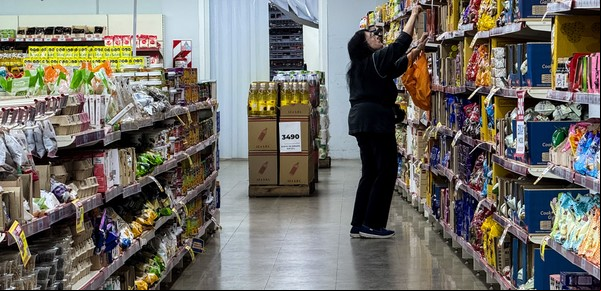 El consumo masivo sigue sin recuperarse: volvió a bajar la compra de productos esenciales en marzo