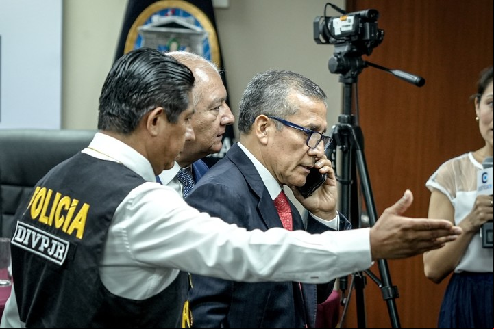 El expresidente de Perú Ollanta Humala es retirado por integrantes de la Policía Nacional de Perú tras oír su sentencia. Foto EFE