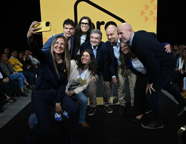 Selfie de los candidatos del PRO para la Legislatura.