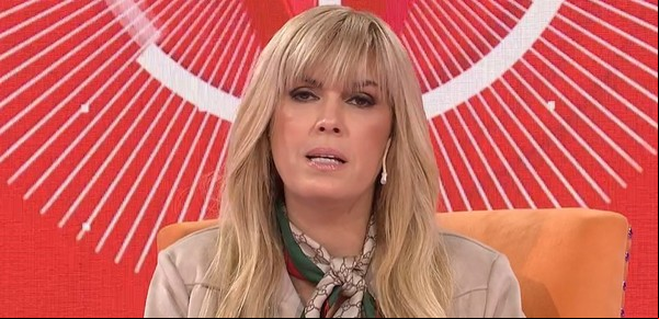 En el momento que hablaba sobre su denuncia, Viviana Canosa recibió mensajes con tono amenazante al aire