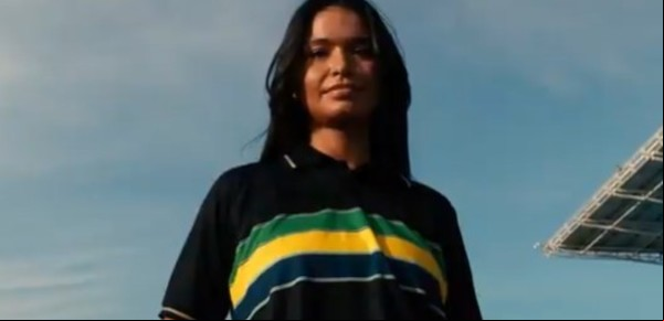 A 40 años de la primera victoria de Senna en la Fórmula 1, un club de fútbol portugués presentó una remera en honor al brasilero