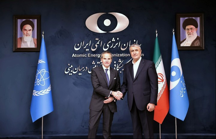 El titular de la AIEA, el argentino Rafael Grossi, con el titular de la agencia de Energía Atómica iraní, Mohammad Eslami, este miércoles en Teherán. Foto: EFE