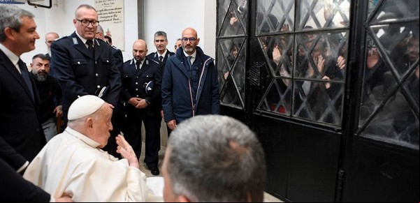 El Papa Francisco retomó su tradición del Jueves Santo y dialogó con presos en una cárcel de Roma