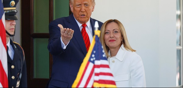 Donald Trump recibe a Giorgia Meloni y dice que confía en llegar a un acuerdo con Europa por los aranceles, pero que "no tiene apuro"