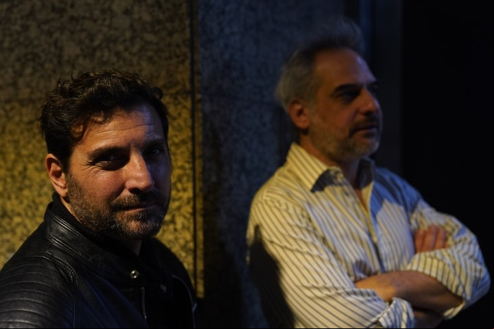El cantante y el guitarrista de Me Darás Mil Hijos: Mariano Fernández Bussy y Gustavo Semmartín. Foto Emmanuel Fernández