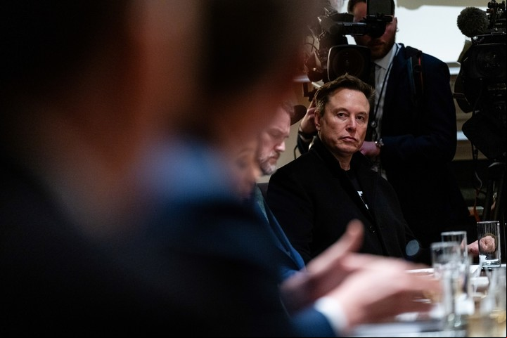 aElon Musk durante una reunión de su gabinete en Washington este mes. Los funcionarios europeos afirman que los interlocutores más eficaces no son los diplomáticos tradicionales, sino los enviados especiales y asesores como el Sr. Musk. Foto Eric Lee/The New York Times
