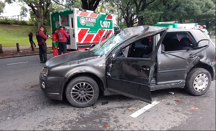 El auto que volcó en Figueroa Alcorta y Belisario Roldán acumula 32 multas incluyendo evasión de peaje y exceso de velocidad.