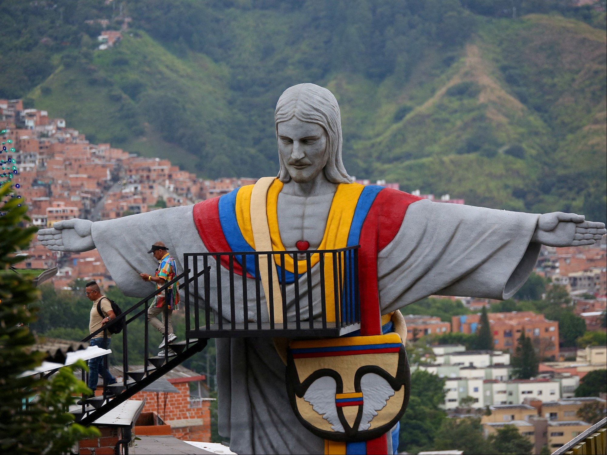 El Cristo Redentor Paisa luce una ruana y un bolso carriel tradicional. Foto: REUTERS/ Juan Duque.