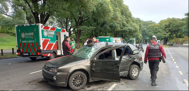Viernes Santo de accidentes en Palermo: una mujer salió despedida por la ventanilla de un auto y hay dos heridos graves