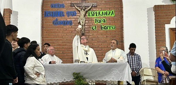 Fuerte gesto de la Iglesia: el arzobispo porteño le lavó los pies a doce jubilados