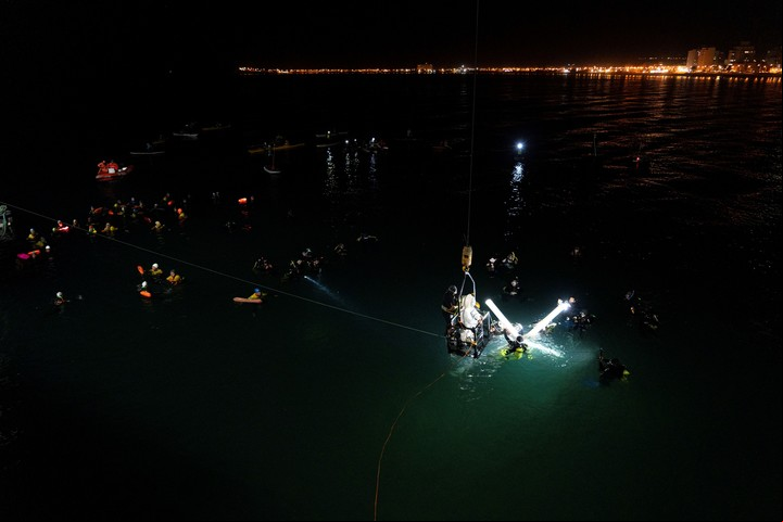 Un veterano de Malvinas participó del espectacular Vía Crucis submarino de Puerto Madryn. Foto Mariano Di Giusto - Municipalidad Puerto Madryn