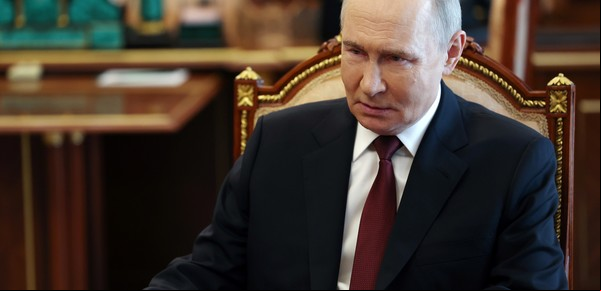 Vladimir Putin ordena una "tregua de Pascua" en Ucrania, pero Kiev advierte que no se puede confiar