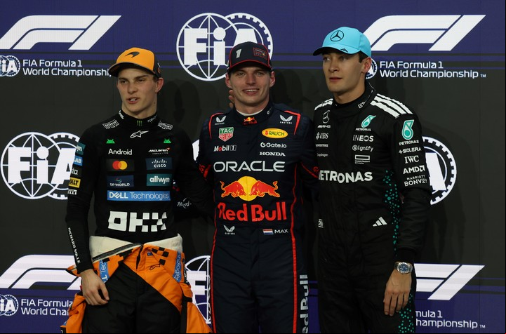 Max Verstappen, rodeado por Oscar Piastri y George Russell: el 1, 2 y 3 de la grilla en Jeddah. Foto: EFE/EPA/ALI HAID