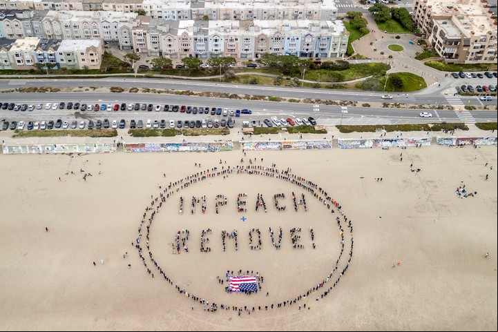 "Juicio político y destitución", pidieron los manifestantes en una inscripción en la arena de la playa de San Francisco. Foto: AP