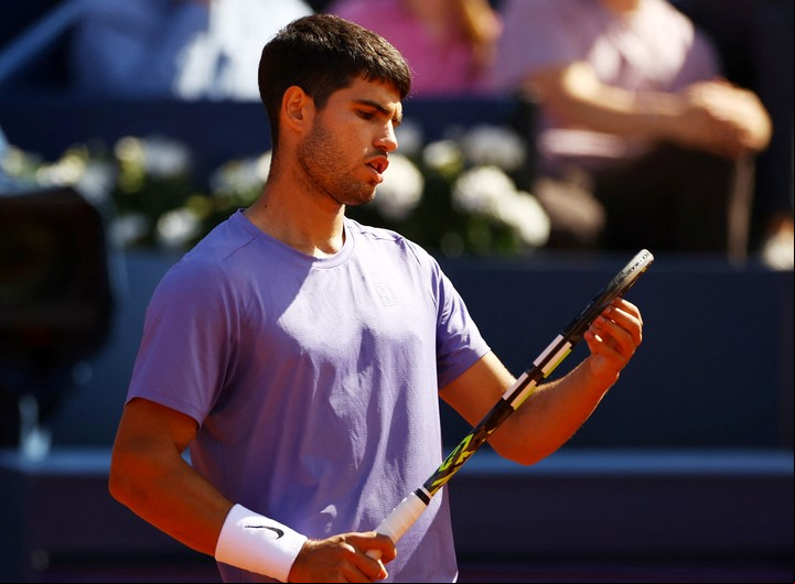 Alcaraz perdió el domingo la final en Barcelona, en la que sintió una molestia en la ingle. Foto REUTERS/Bruna Casas