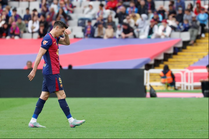 Robert Lewandowski se lesionó el sábado pasado en el partido ante Celta y se perderá la final. Foto: Marta Pérez / EFE.