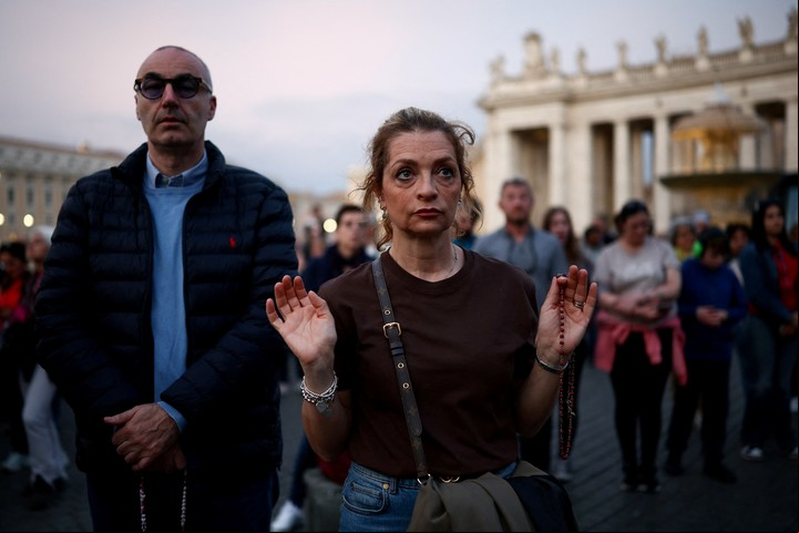 Miles de fieles oran en la plaza vaticana por el papa difunto, "un peregrino de esperanza". Foto Reuter