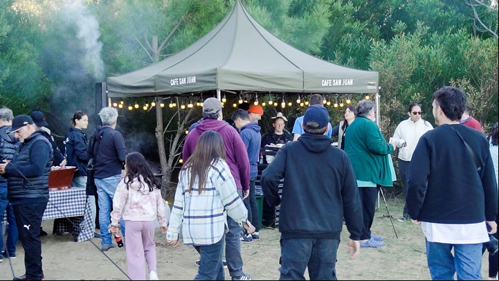 Aventura y gastronomía. En los médanos, un campamento recibió a la caravana con platos exquisitos.