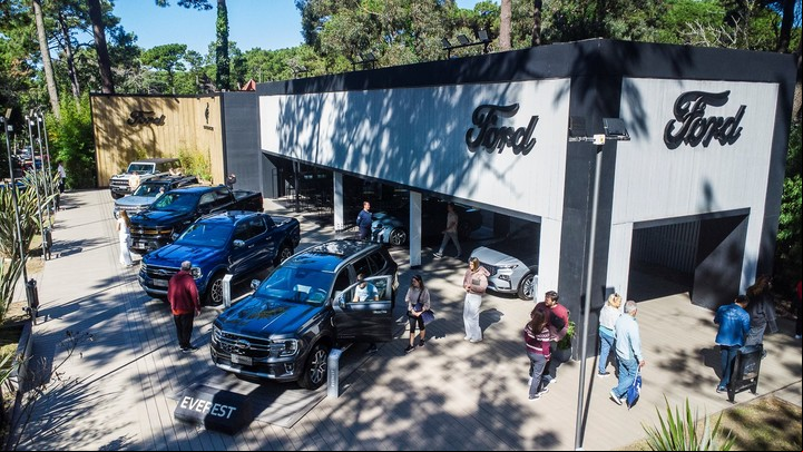 El exclusivo espacio de Ford en Pinamar, en Cerezo y Divisadero, abrió durante Semana Santa.