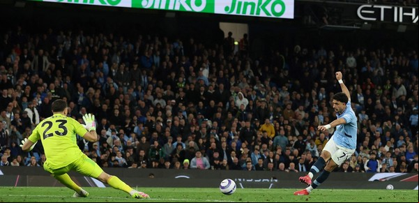 Dibu Martínez sufrió en Manchester: el City se quedó con una agónica victoria ante el Aston Villa y la lucha por la Champions está al rojo vivo
