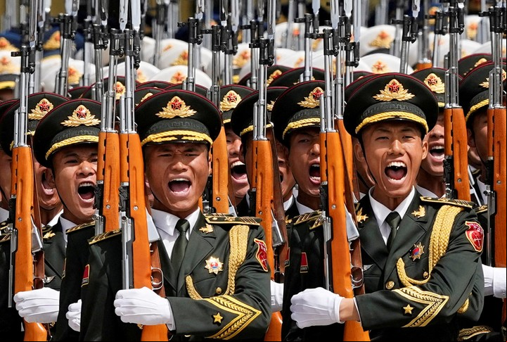 Guardias de honor chinos desfilan el día de una ceremonia a la que asistieron el presidente chino Xi Jinping y el presidente azerbaiyano Ilham Aliyev en el Gran Salón del Pueblo en Pekín, China, 23 de abril de 2025. IORI SAGISAWA/Pool via Reuters