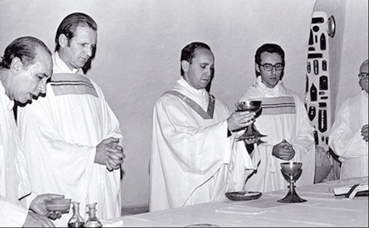 Jorge Bergoglio en sus inicios como sacerdote.