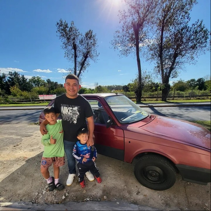 Brian y sus hijos con su primer auto. Foto: Instagram