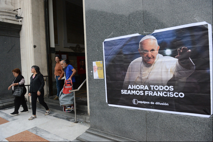 La Basílica de San José Flores, en Buenos Aires, recordó a Francisco. Foto: Luciano Thieberger.