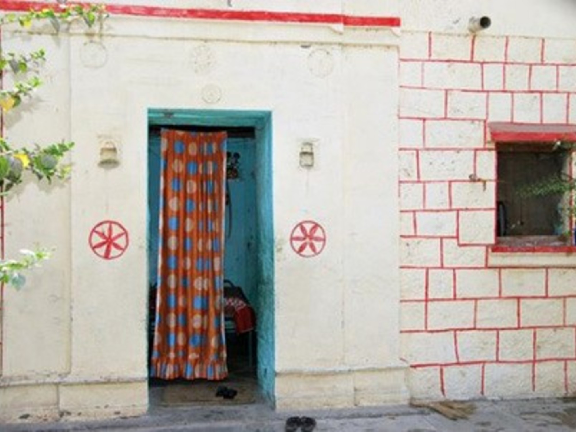 Las casas de la gente relativamente adinerada están hechas de piedra, ladrillo y cemento. Tampoco tienen puertas.