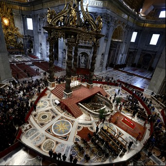 Muerte del papa Francisco: se multiplican los fieles para ingresar a la Basílica de San Pedro en el segundo día de despedida al Sumo Pontífice