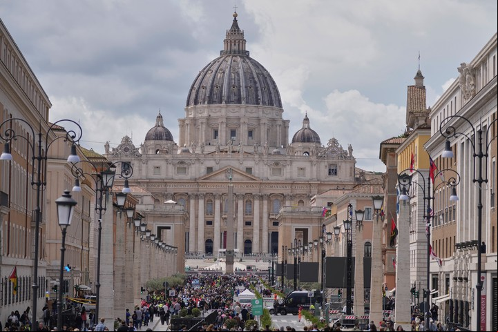 La basílica de San Pedro, colmada de visitantes que se despiden del Papa Francisco. Foto: AP