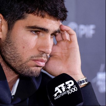 Carlos Alcaraz se bajó del Masters 1000 de Madrid por lesión y enciende las alarmas en París, ¿podrá defender su corona en Roland Garros?