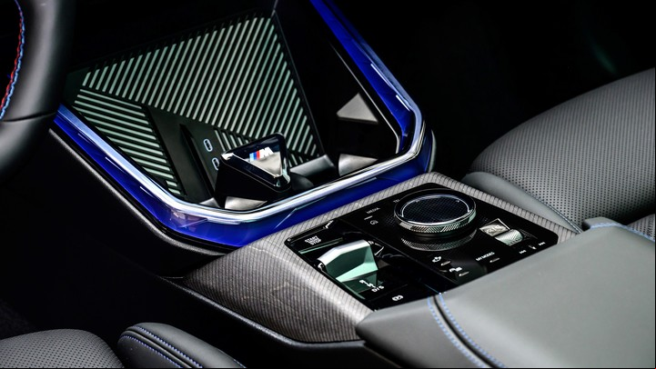 El sistema de iluminación interna del BMW X3 M50 no solo ambienta sino que también envía señales al conductor.