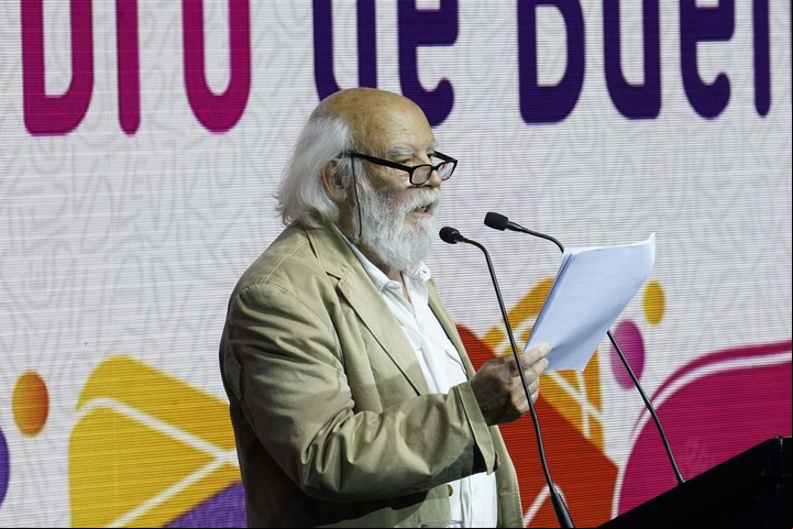 El escritor y periodista argentino Juan Sasturain habla durante la inauguración de la 49 Feria Internacional del Libro. Foto: Fernando de la Orden.