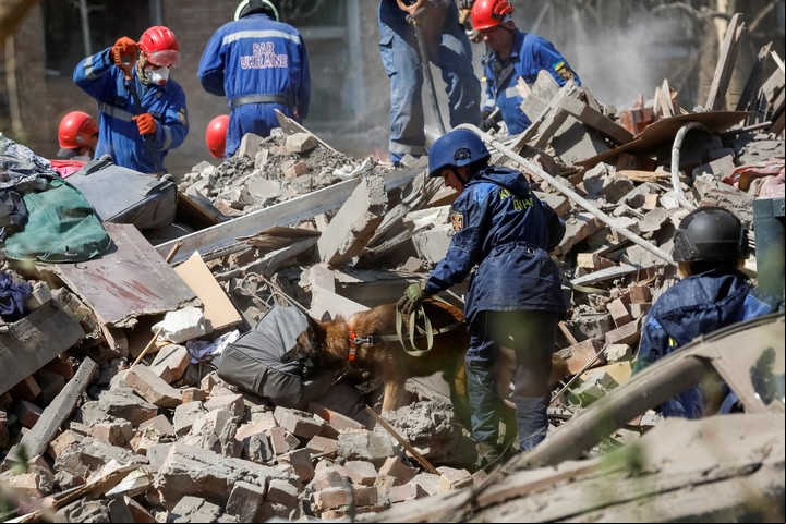 Rescatistas buscan sobrevivientes bajo las ruinas de un edificio en Kiev. Foto: Reuters