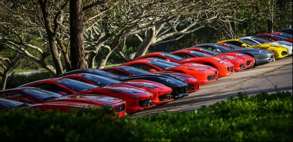Desfile de Ferrari, Lamborghini, Mustang y otros deportivos en Puerto Madero