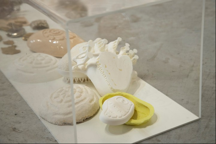 Obras inspiradas en joyas realizadas con un material biodegradable.