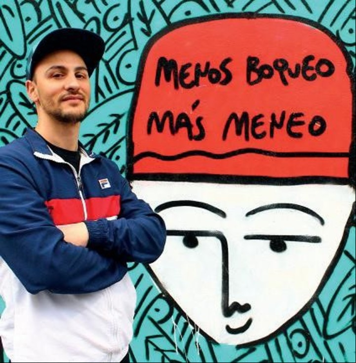 Guille Pachelo acompañado de su personaje característico, el pibe de gorrita.