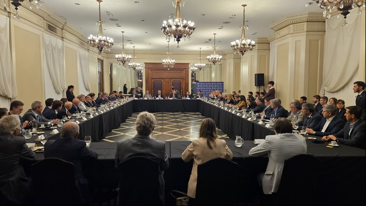 Reunión entre el equipo económico y la agroindustria.