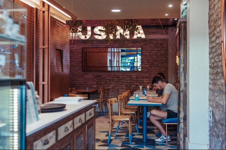 El primer café de especialidad que abrió en Villa Urquiza fue Usina Cafetera, hace una década. Foto Usina Cafetera