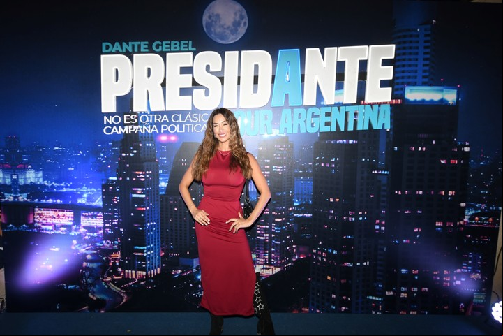 Estefi Berardi presente en el estreno de "PresiDante Tour Argentina".