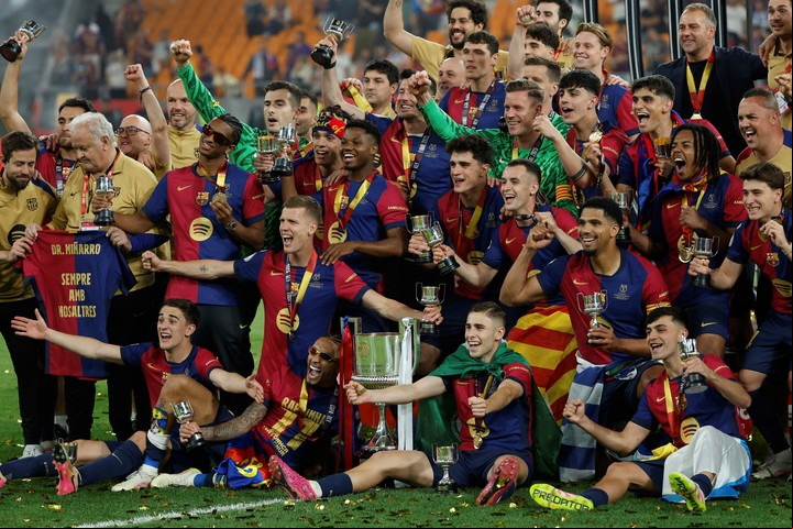 Barcelona junto a la Copa, el cierre para una noche inolvidable en La Cartuja. Foto: AP Photo/Joan Monfort.
